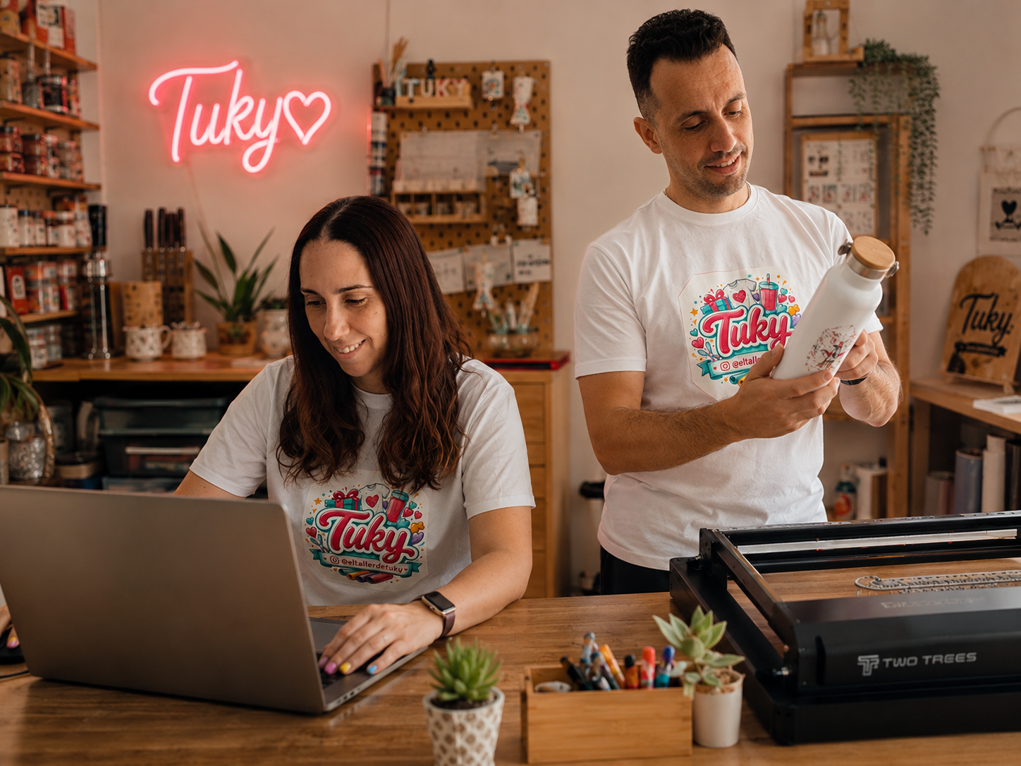 El equipo de El Taller de Tuky trabajando en un regalo personalizado