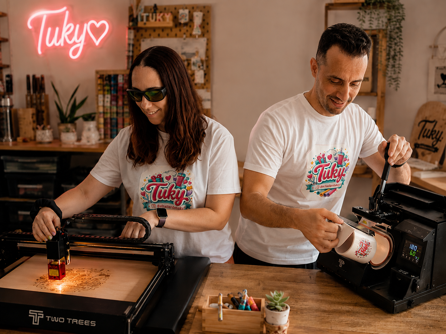 El equipo de El Taller de Tuky trabajando en el taller
